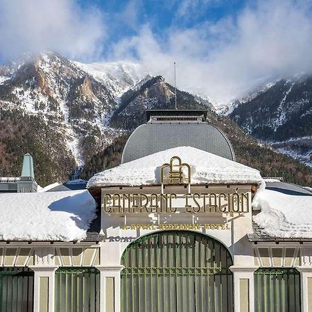 Canfranc Estacion Huesca Bagian luar foto